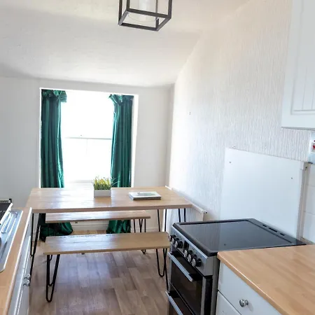 Pass The Keys Picturesque Sea & Castle View Penthouse Apartment *