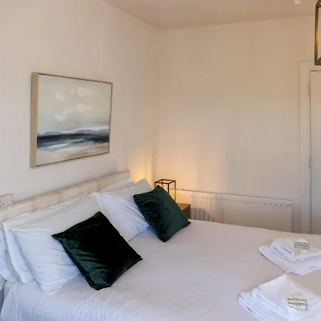 Pass The Keys Picturesque Sea & Castle View Penthouse Apartment شقة