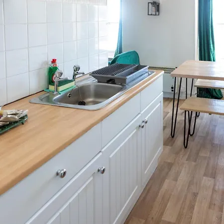 Pass The Keys Picturesque Sea & Castle View Penthouse Apartment شقة