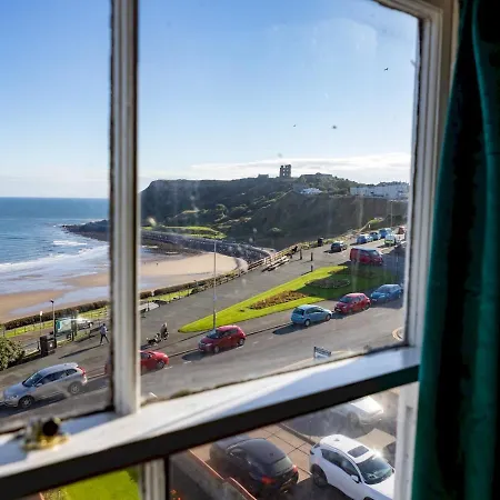 Pass The Keys Picturesque Sea & Castle View Penthouse Apartment