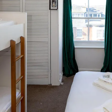 Pass The Keys Picturesque Sea & Castle View Penthouse Apartment