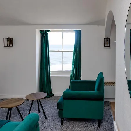 Pass The Keys Picturesque Sea & Castle View Penthouse Apartment *